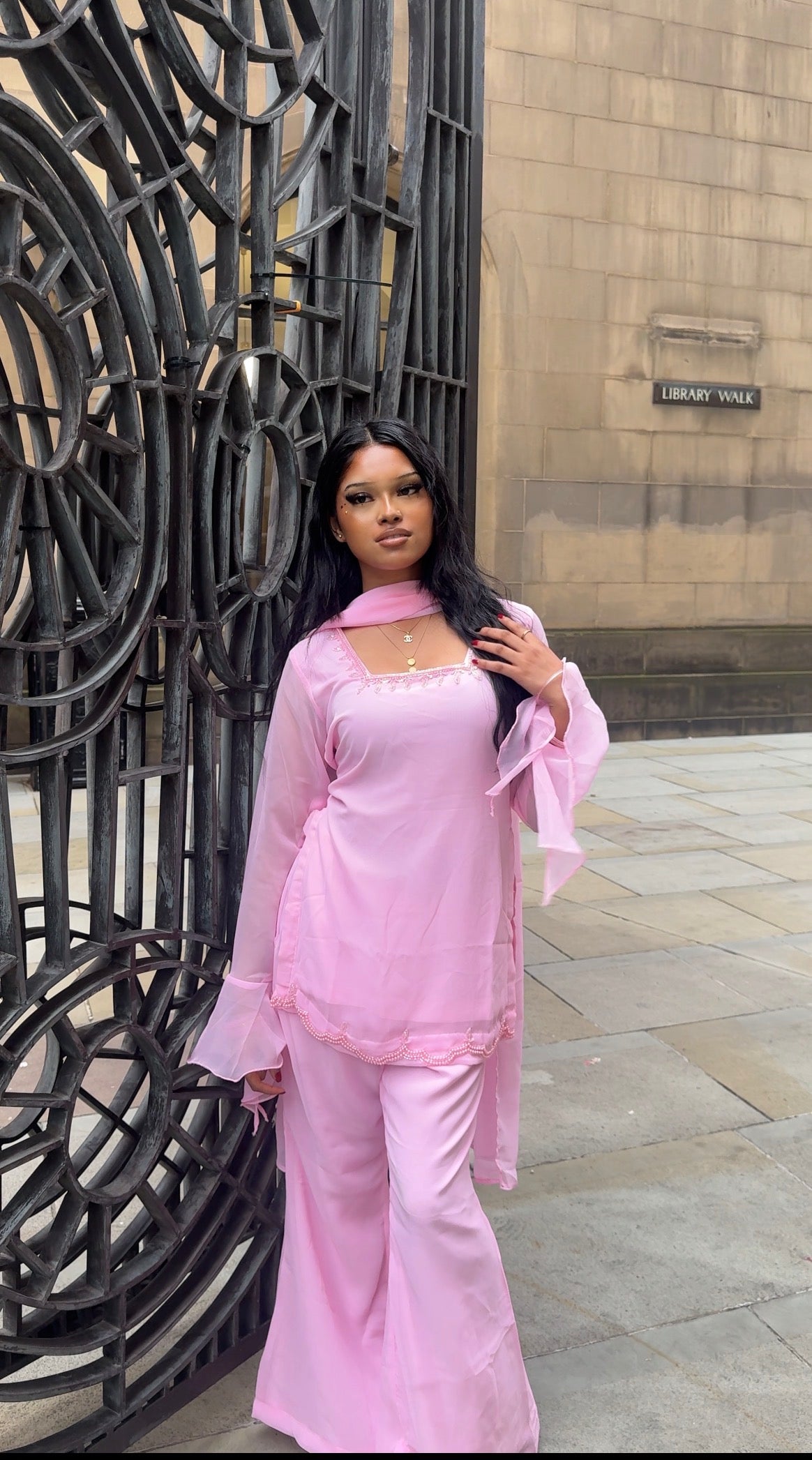 Priya (pink)